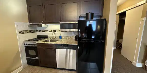 Image 3: Full kitchenette