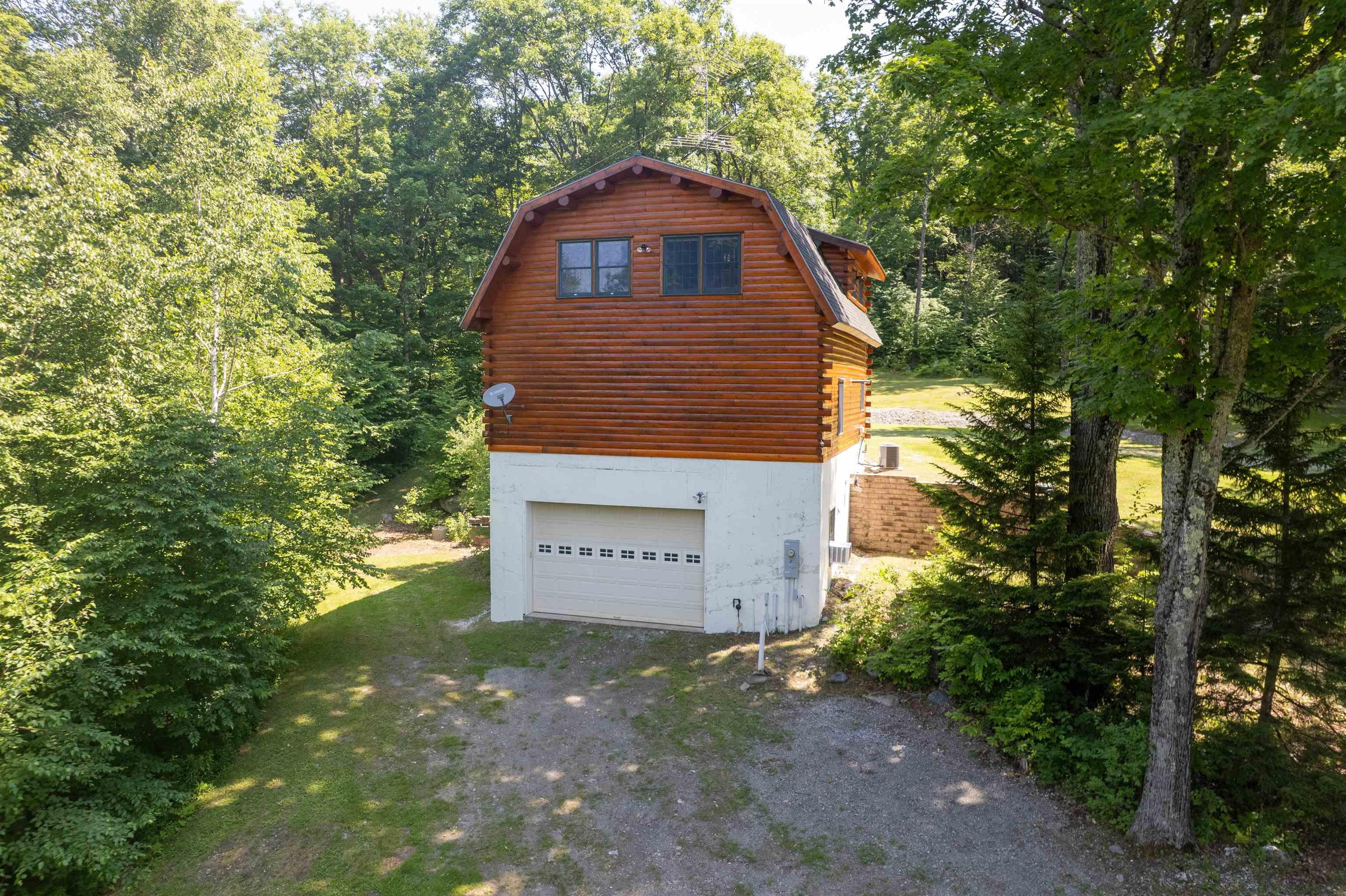 Image 4: Custom built Ward Log Home with walkout basement Image 4: Custom built Ward Log Home with walkout basement