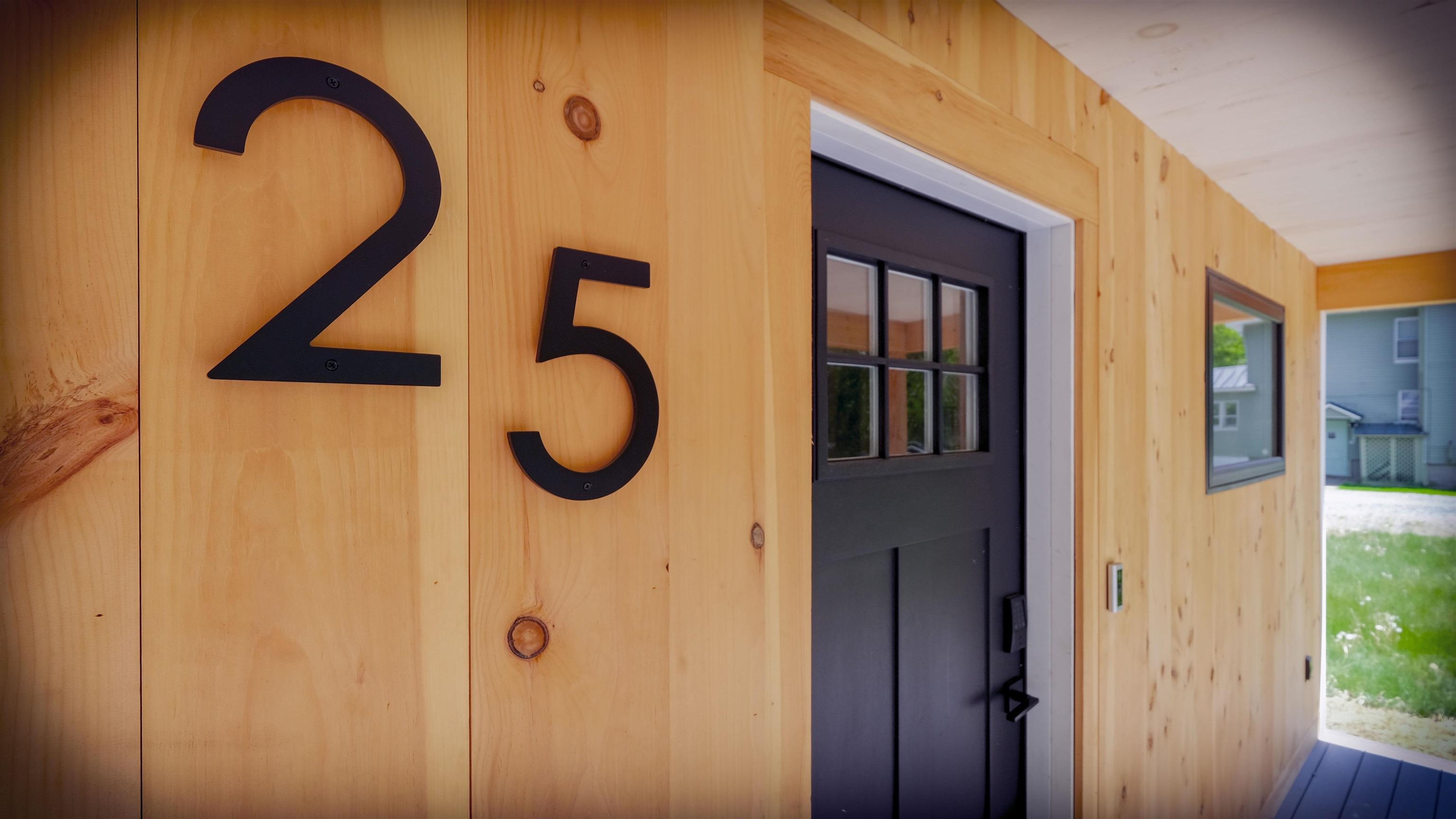 Image 4: Nice wood details Image 4: Nice wood details