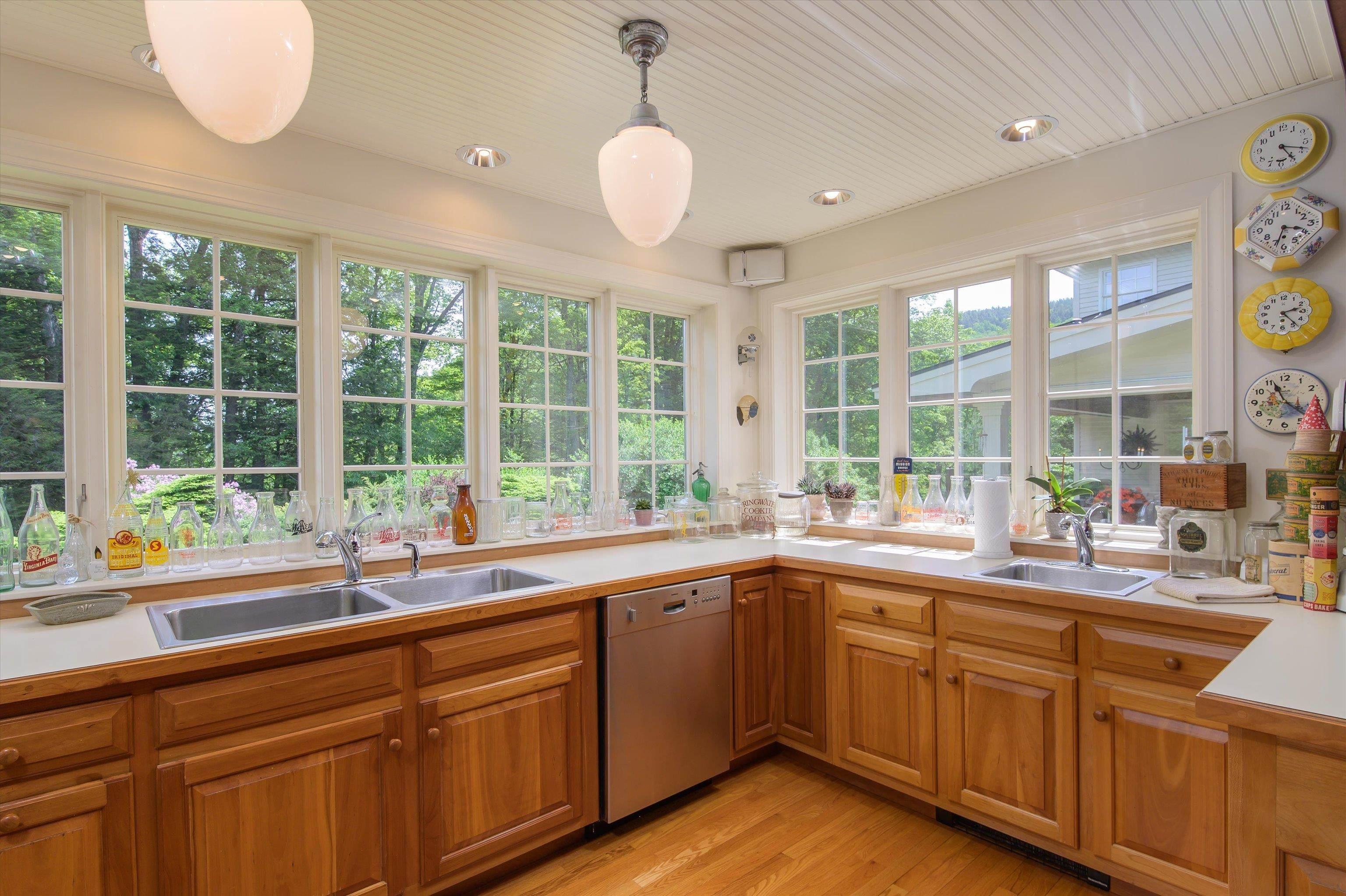 Image 4: Cherry cabinetry Image 4: Cherry cabinetry
