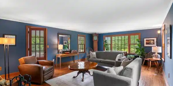 Image 2: Living Room...