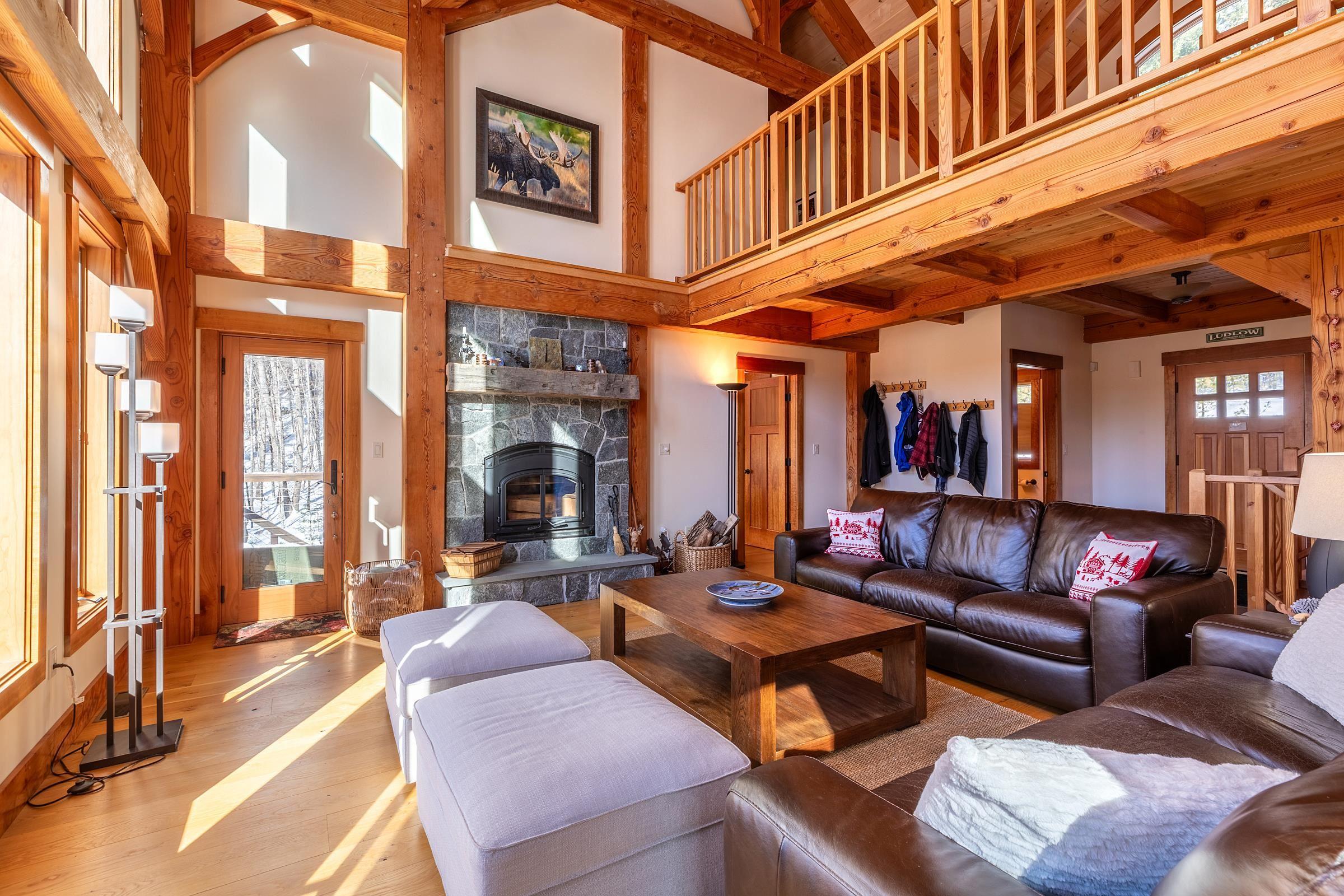 Image 4: Living room with cathedral ceiling Image 4: Living room with cathedral ceiling