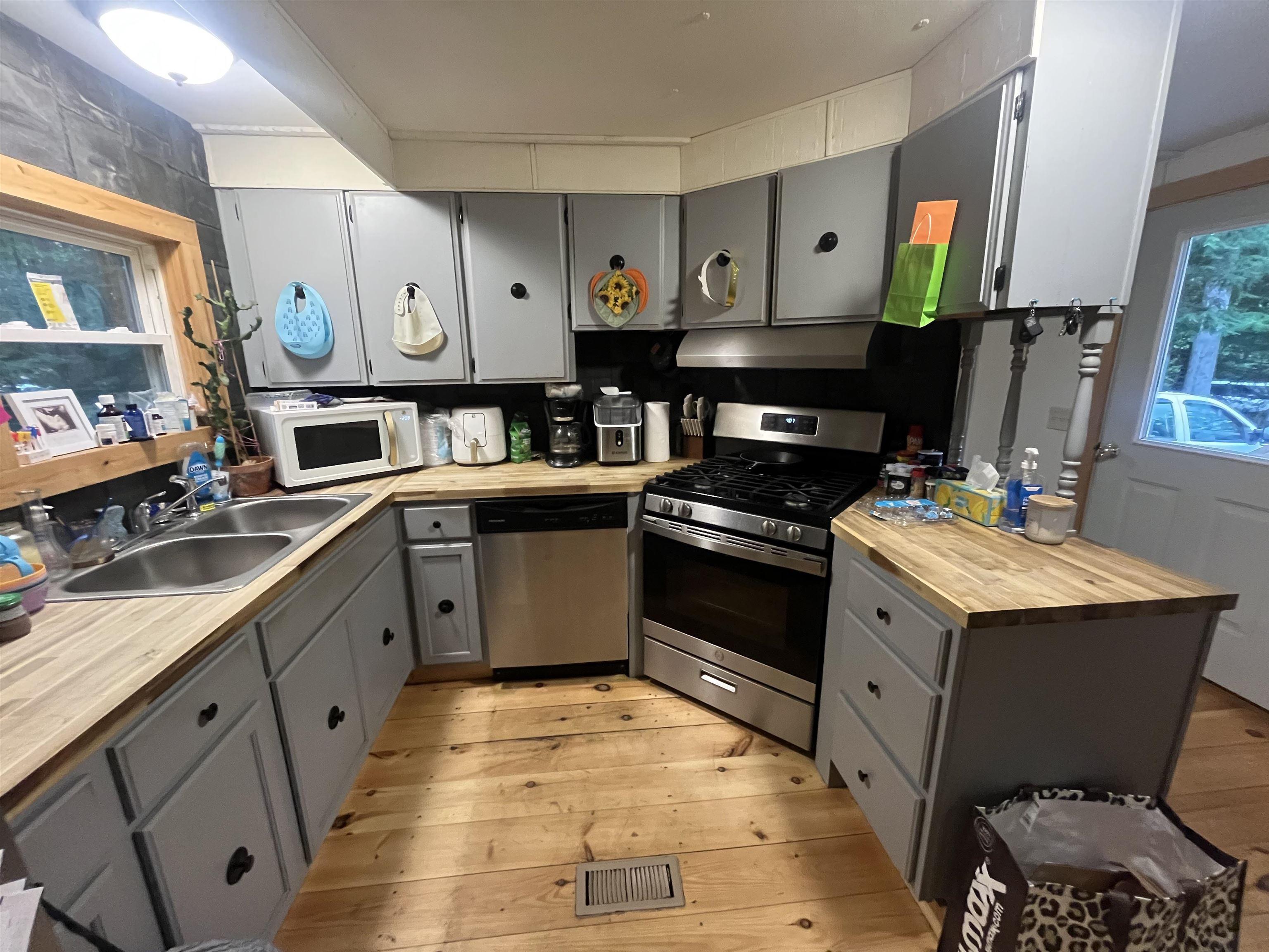 Image 4: Kitchen with custom slate wall and backsplash