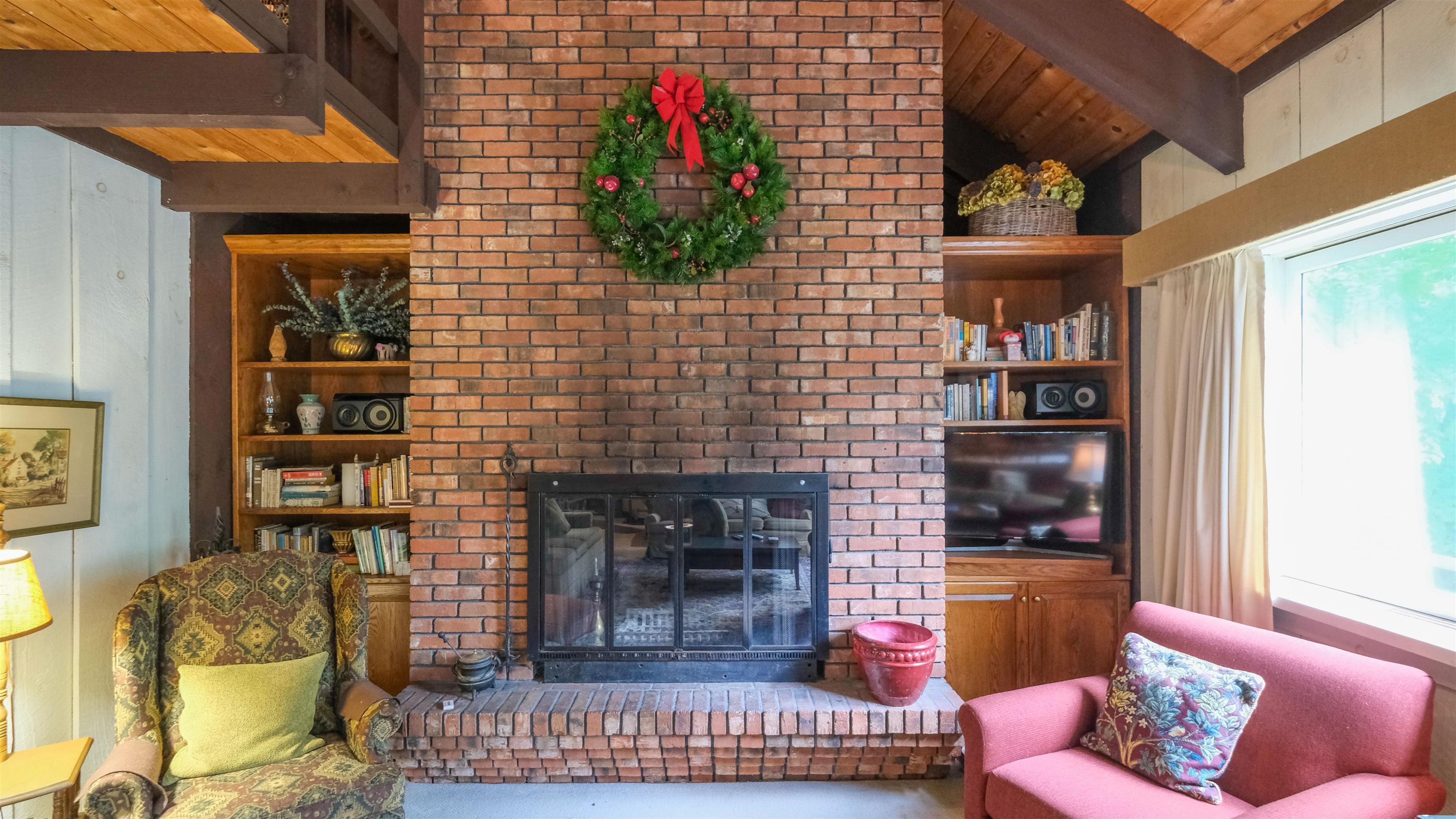 Image 4: Wood burning fireplace Image 4: Wood burning fireplace