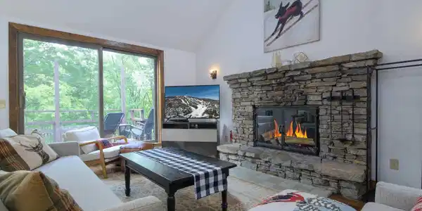 Image 4: Spacious living room with fireplace!