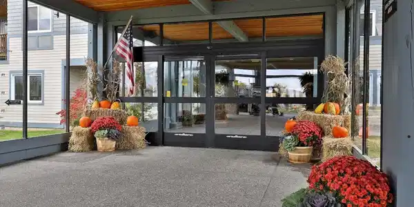 Image 3: Covered Valet Entrance
