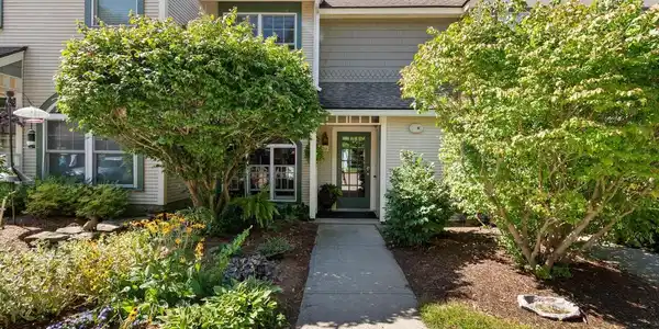 Image 2: Charming Condo