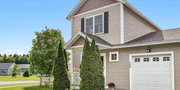Image 4: Easy walk into village of Morrisville