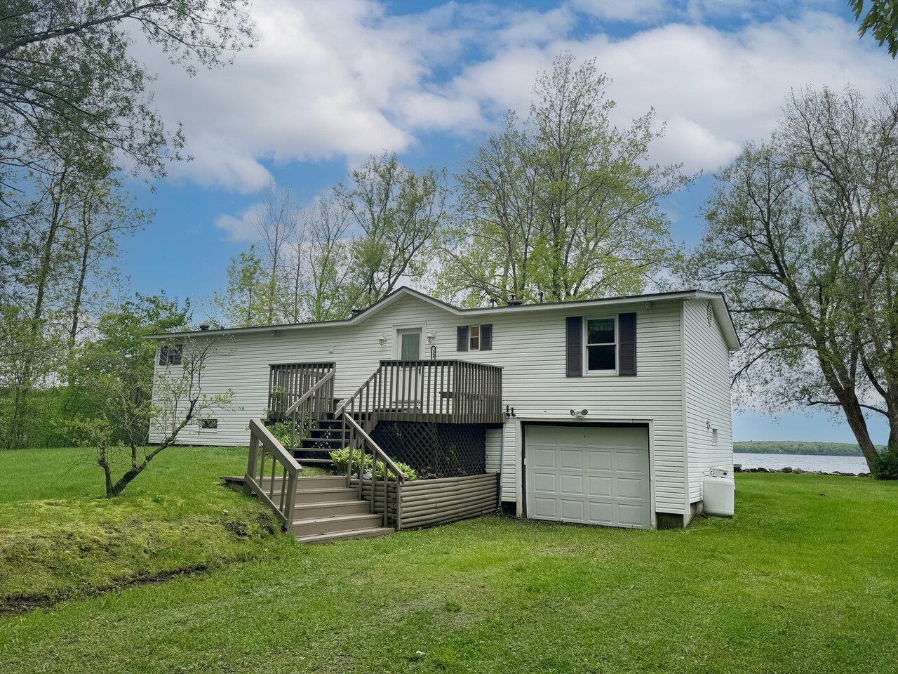 Image 2: Lake Living Year-Round!