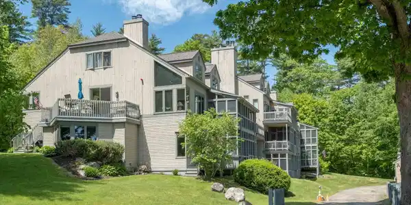2696 Lake Shore Road