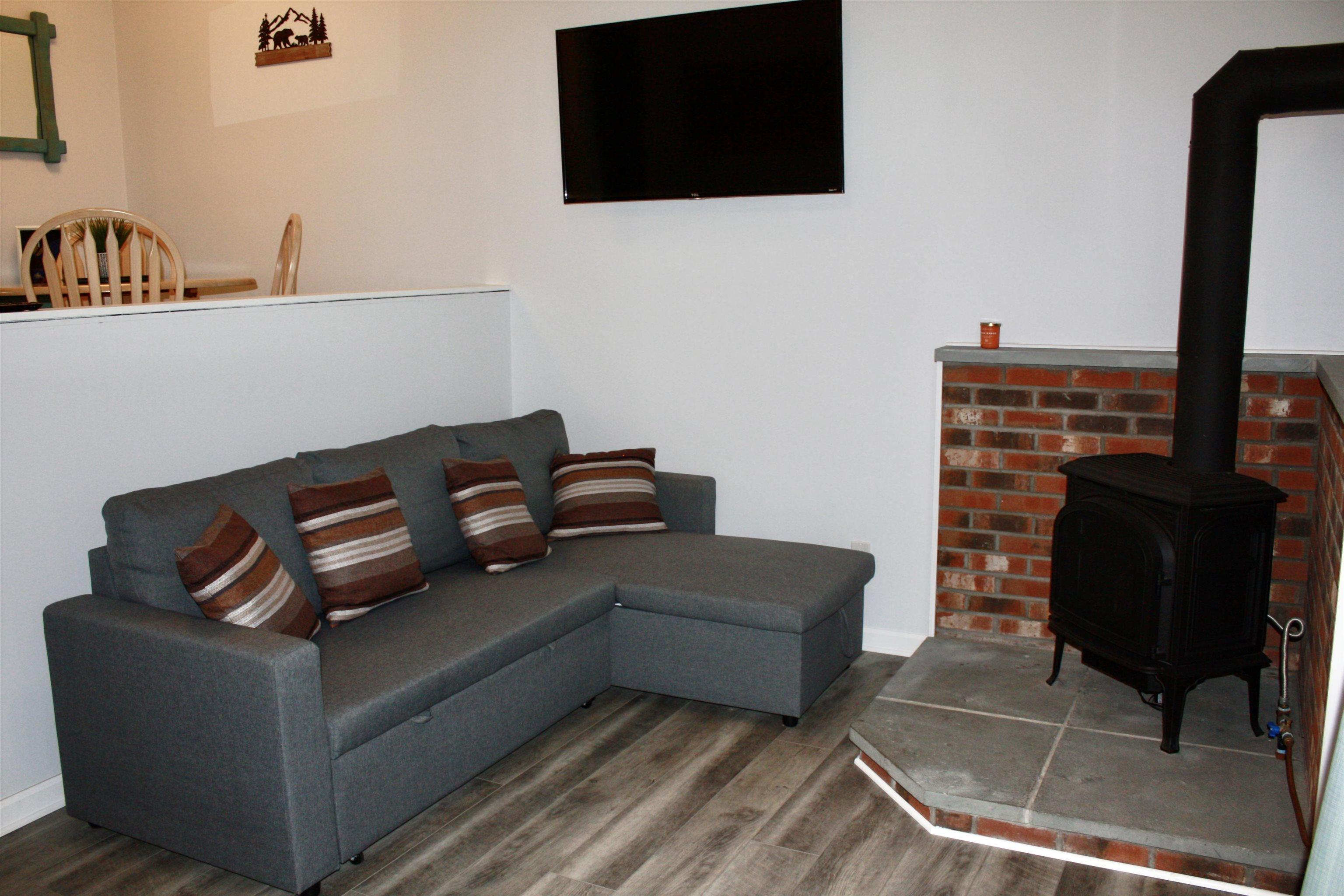Image 3: Living area with gas stove Image 3: Living area with gas stove
