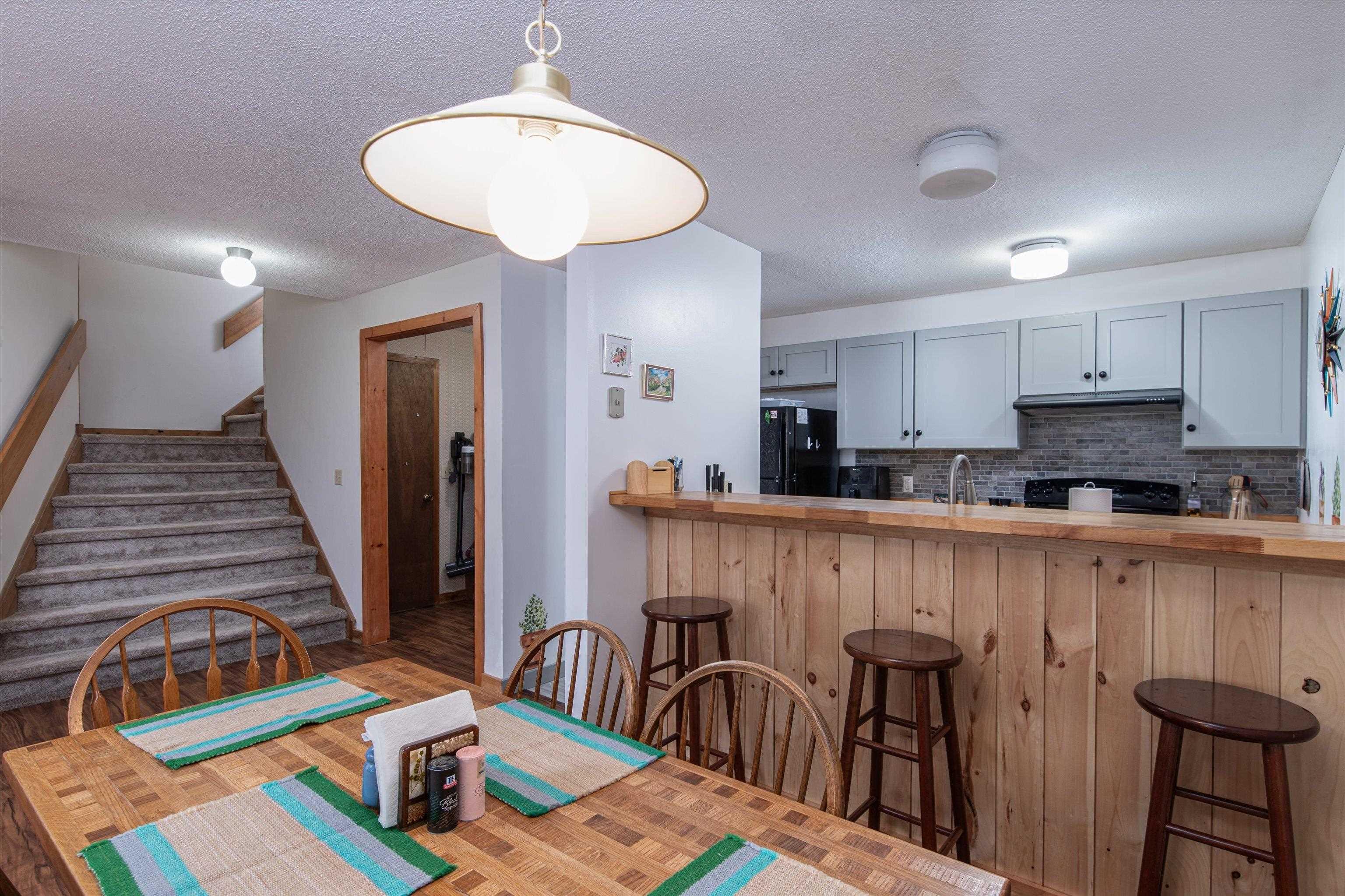 Image 3: Note the wider staircase to/from the front entrance Image 3: Note the wider staircase to/from the front entrance