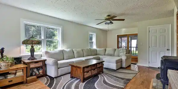 Image 3: Bright and Sunny Living Room