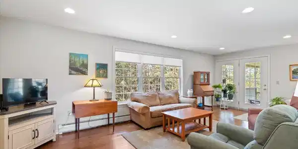 Image 4: Living room