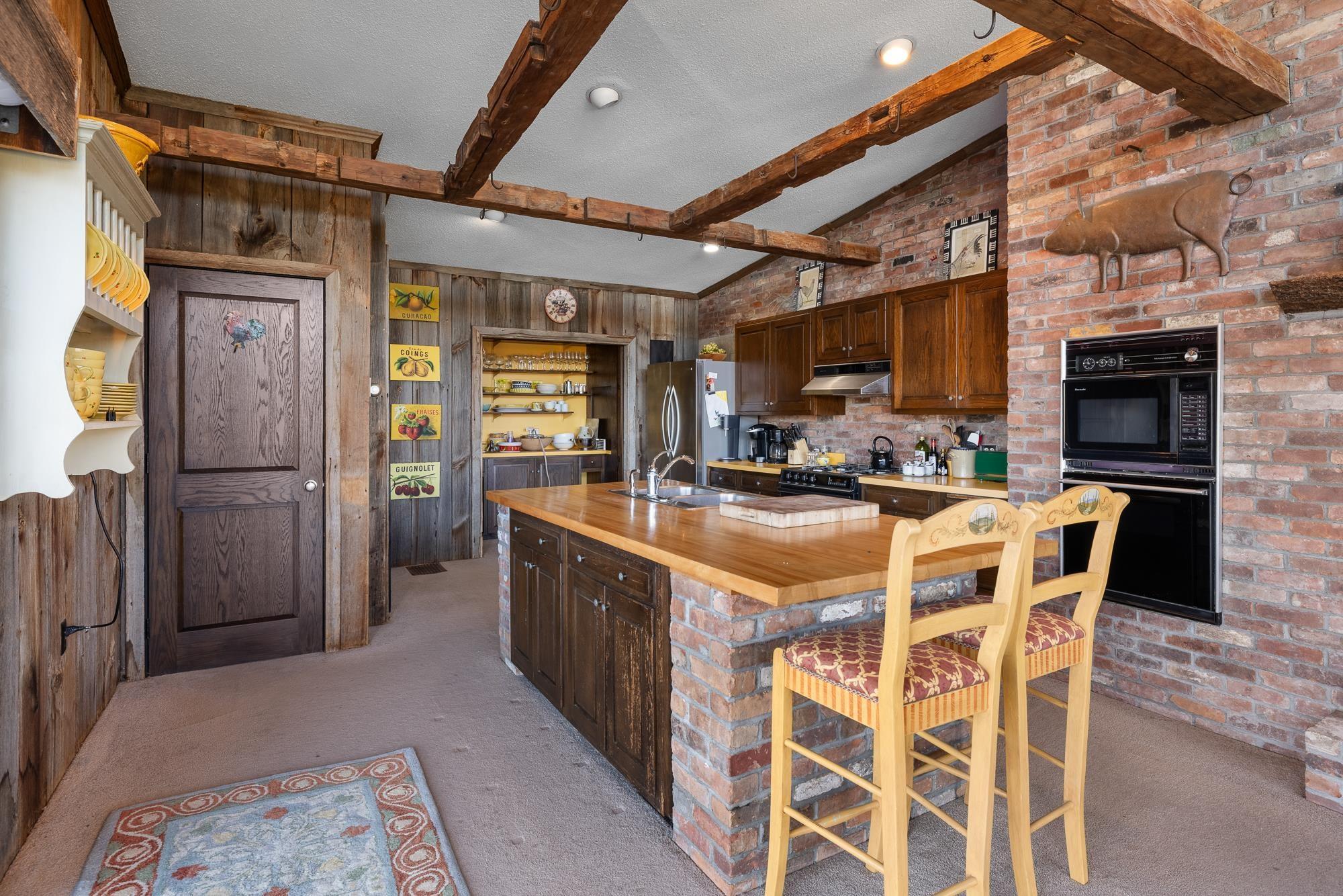 Image 4: Tons of storage