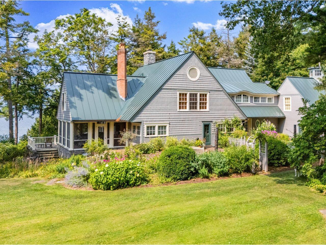 Image 2: Year-round 5-bed main house