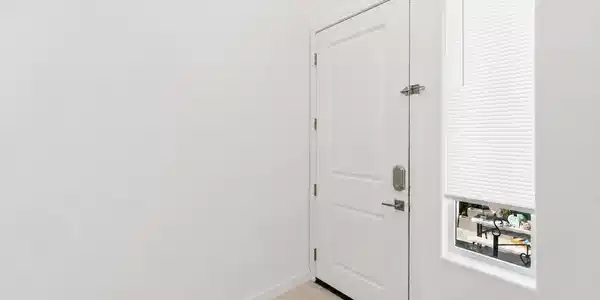 Image 2: virtually unstaged entry