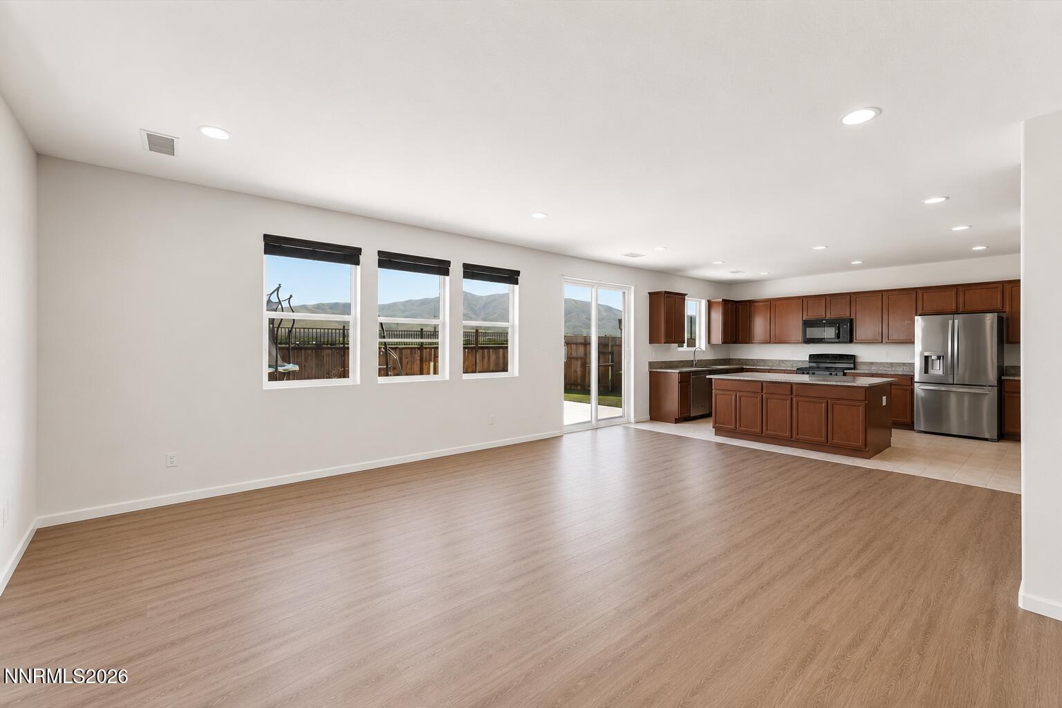 Image 4: virtually unstaged living room