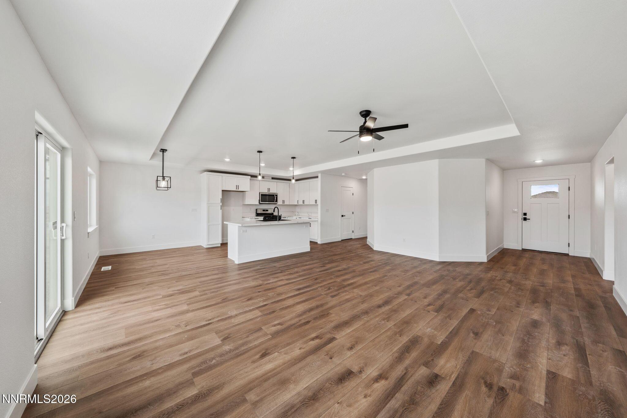Image 4: Kitchen/Dining/Living