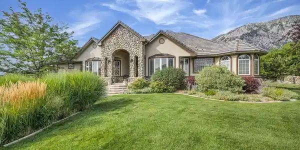 Image 2: 5-web-or-mls-423-claire-ct