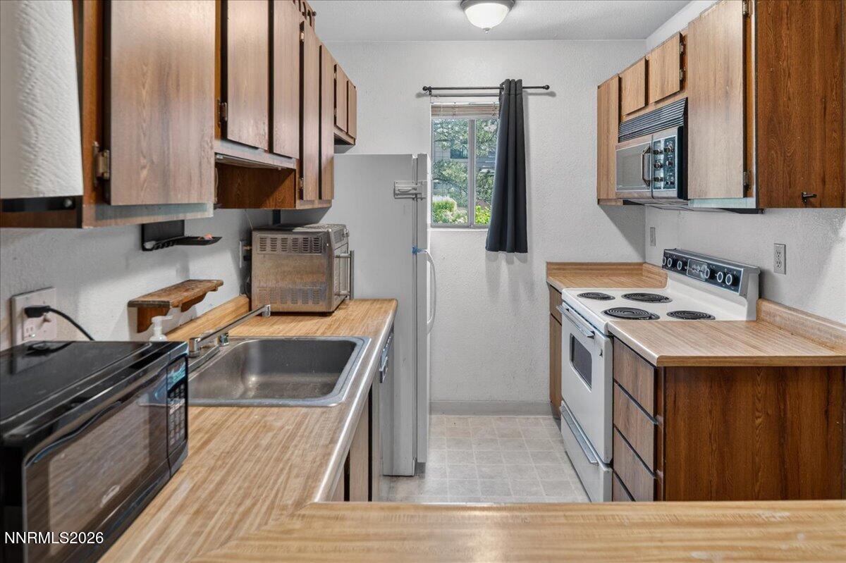 Image 4: kitchen 2