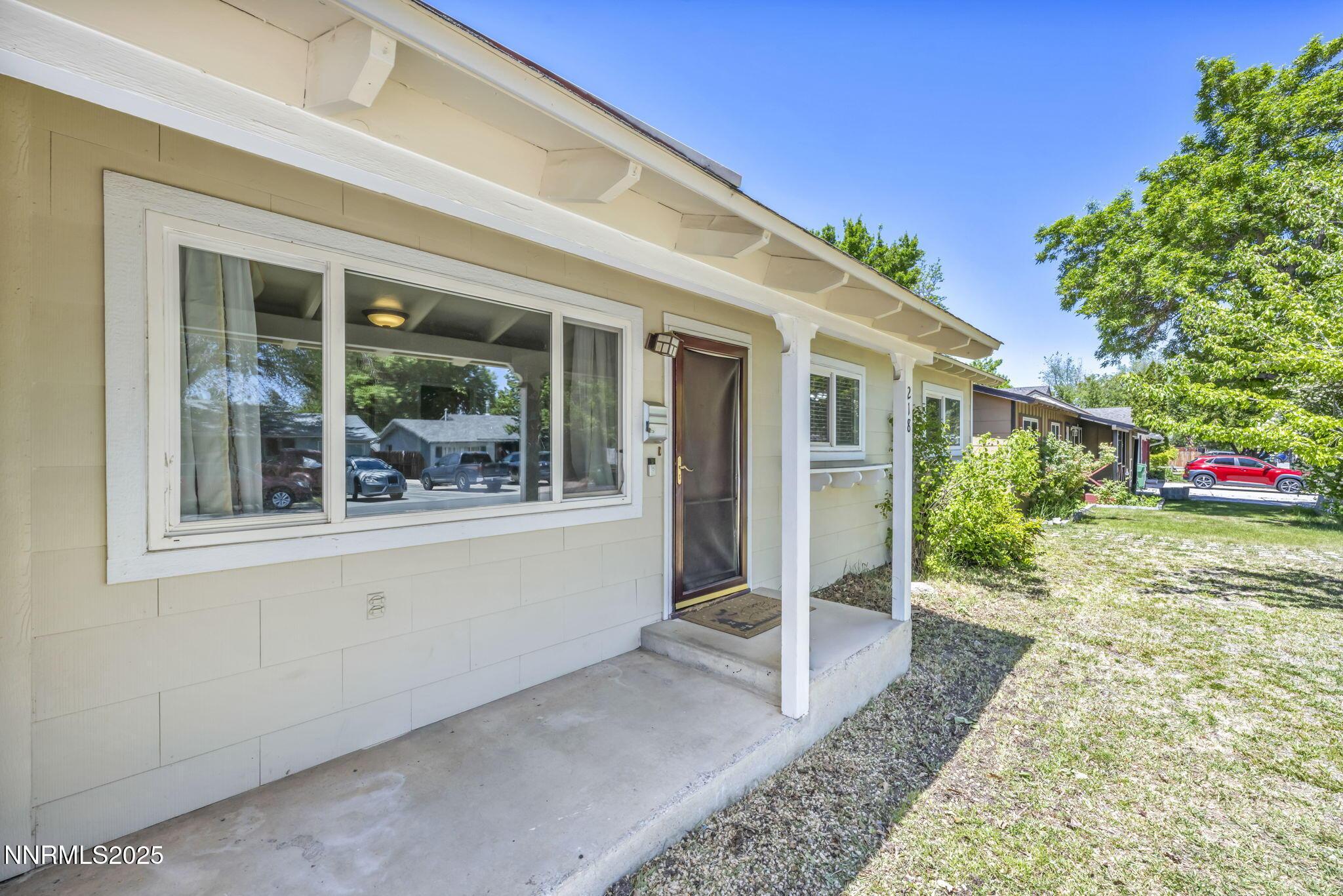 Image 3: 4-web-or-mls-218-albany-ave