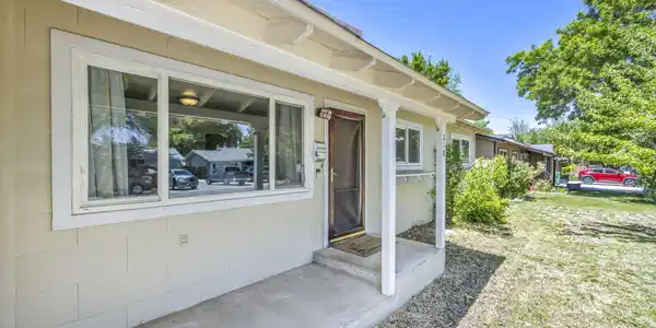 Image 3: 4-web-or-mls-218-albany-ave