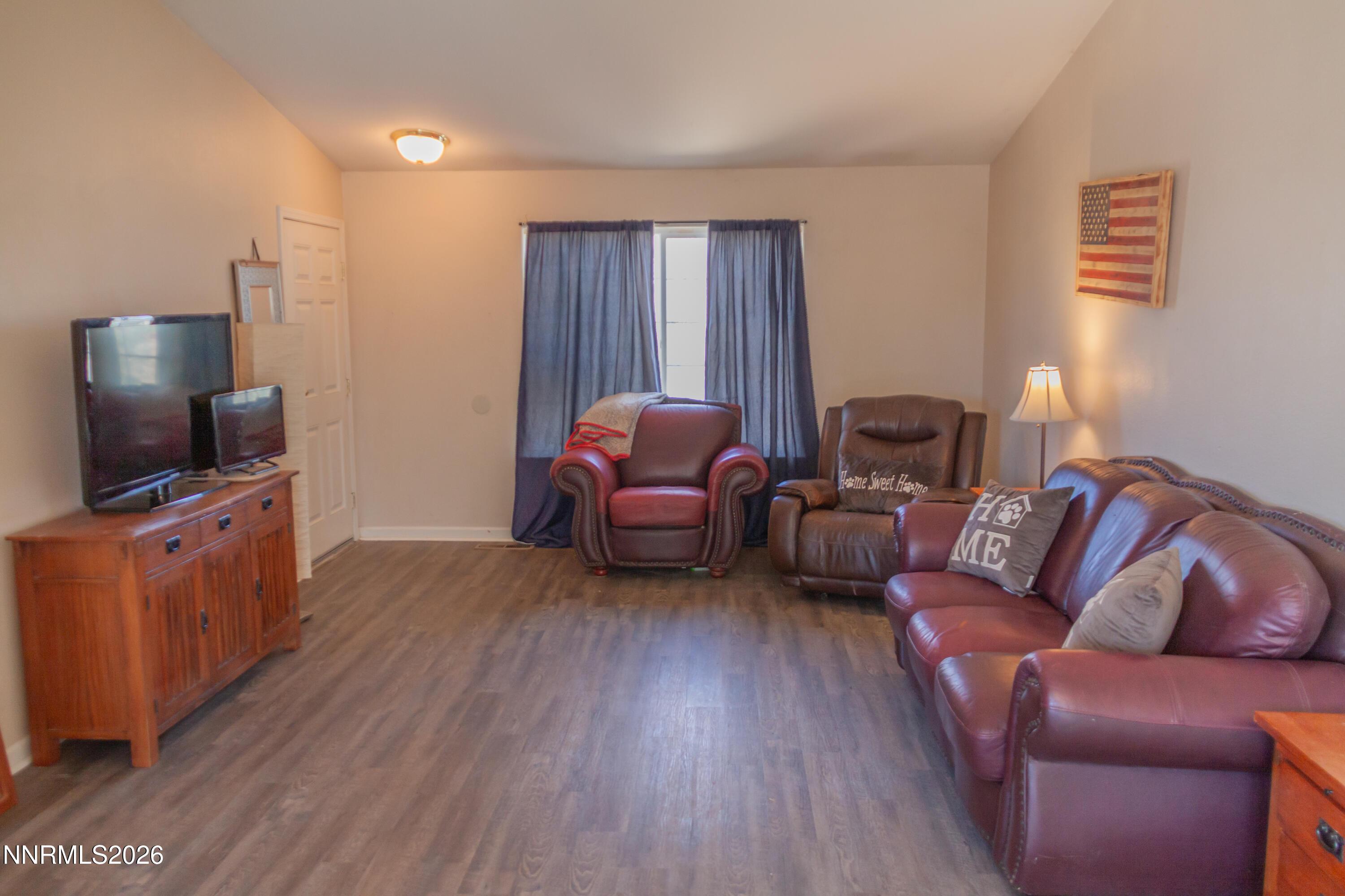 Image 4: Living Room