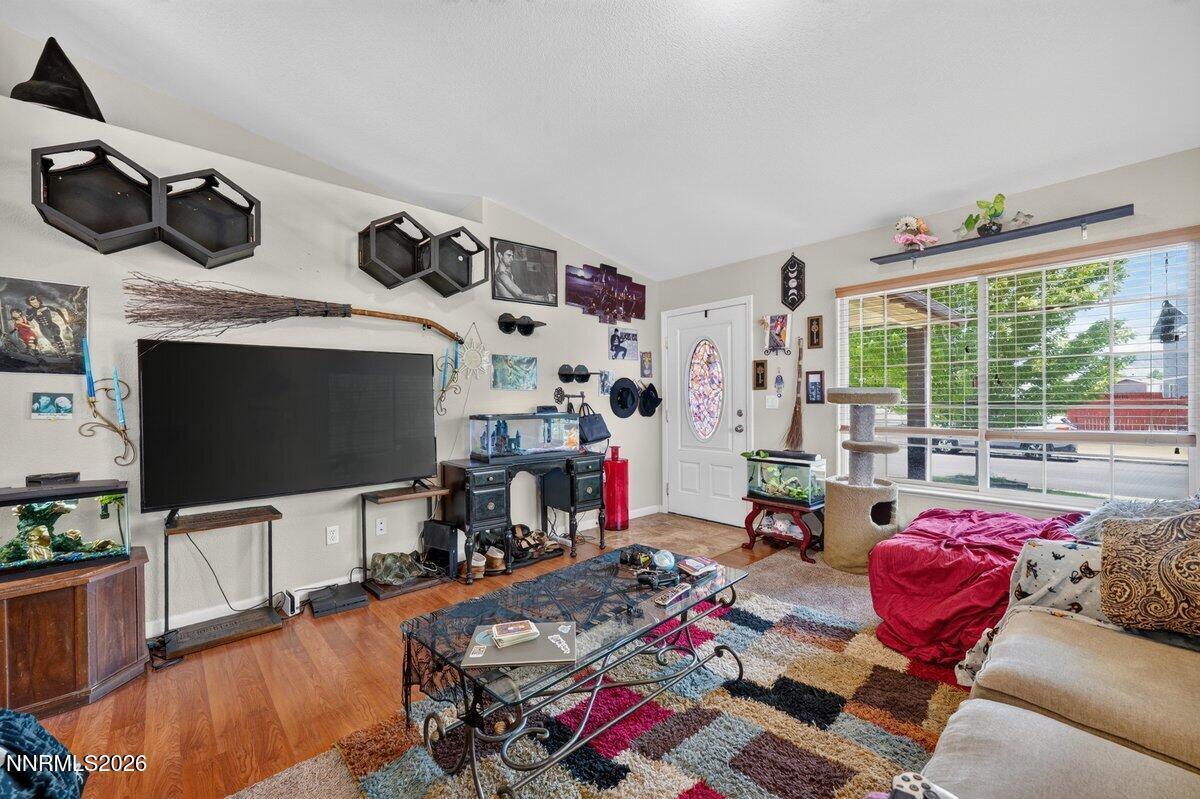 Image 4: Living Room