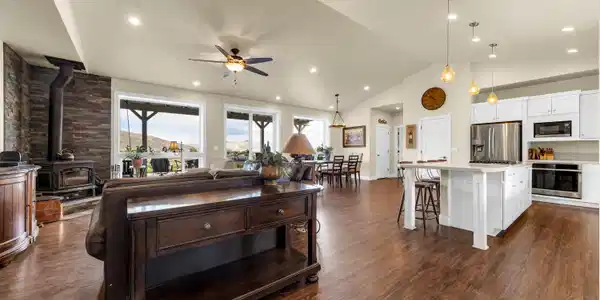Image 3: Living Room