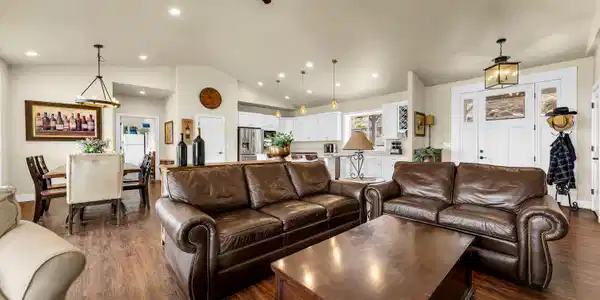 Image 4: Living Room