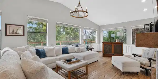 Image 4: Cristy living room 1
