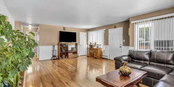 Image 4: 29-web-or-mls-724-w-5th-st