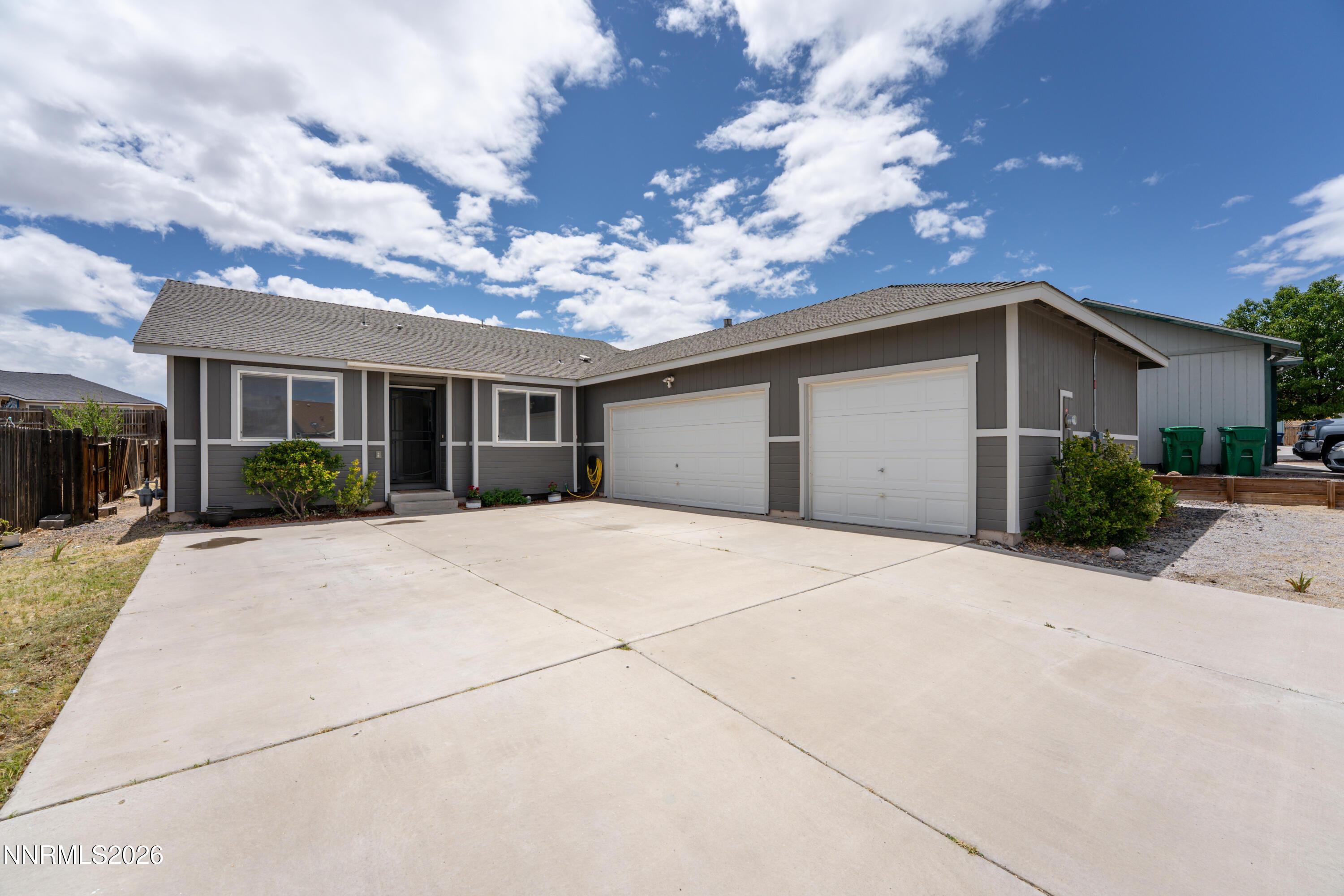 Image 1: 04-333 Emigrant Wy Fernley NV 89408 (4 o