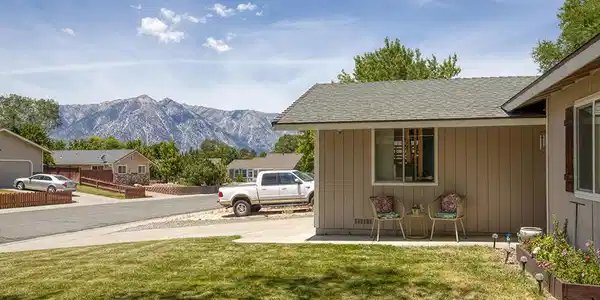 Image 2: Front Yard View 1000x700