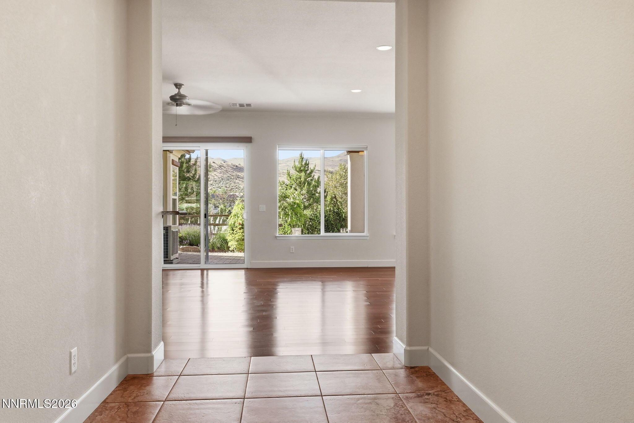 Image 4: foyer