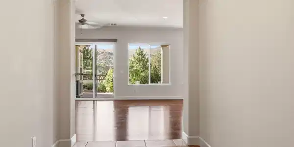 Image 4: foyer