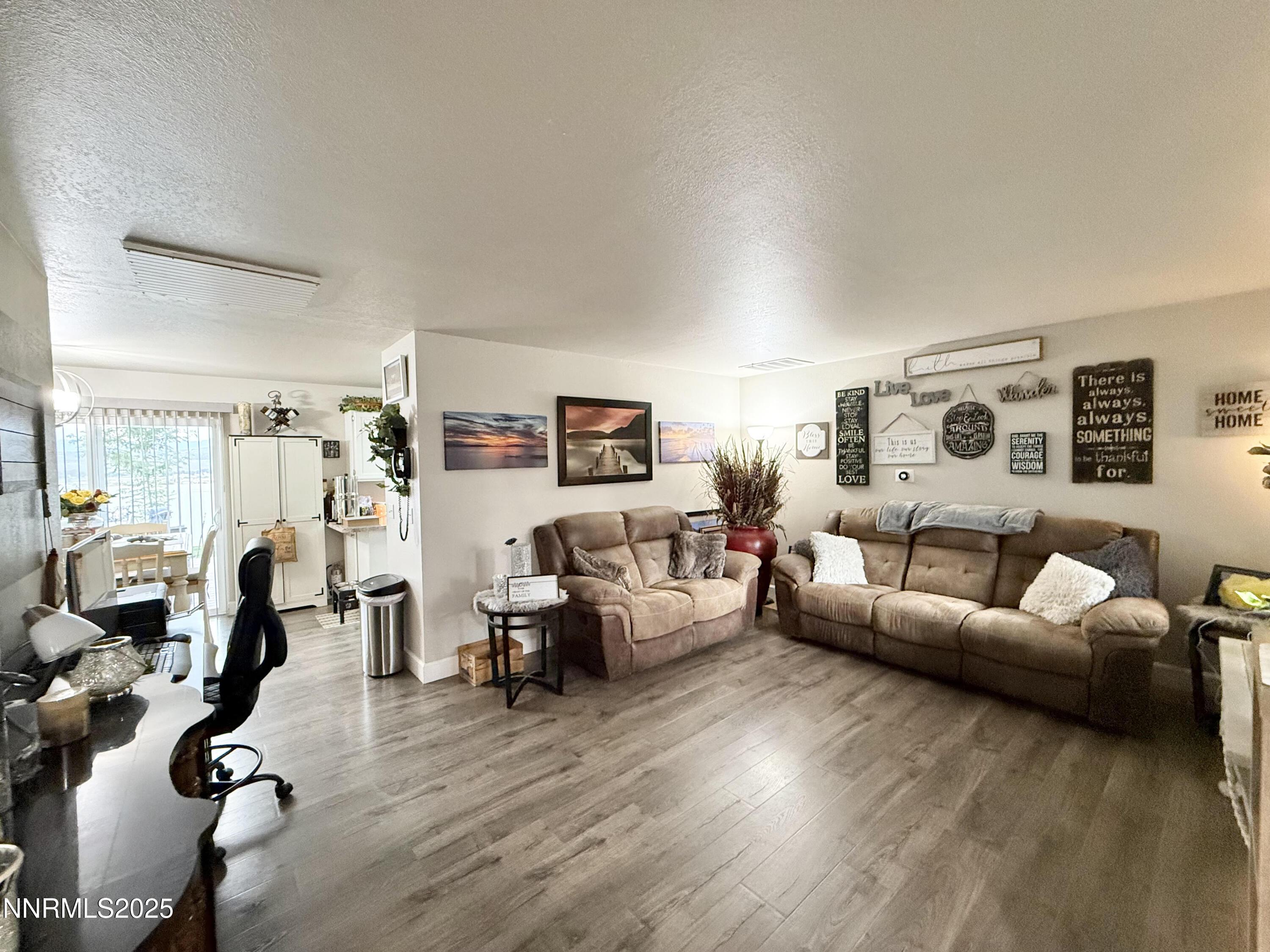 Image 4: 1451 Jennings living 2