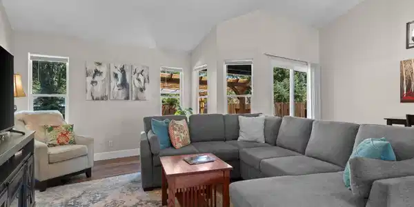 Image 4: Living Room 2