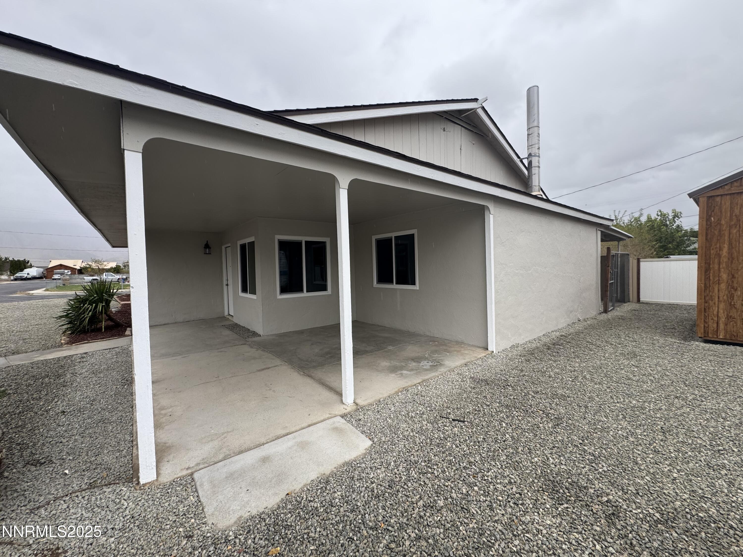 Image 3: 125 English carport view