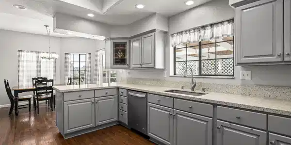 Image 4: Kitchen & Casual Dining