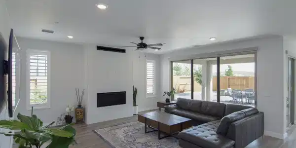Image 4: Living Room