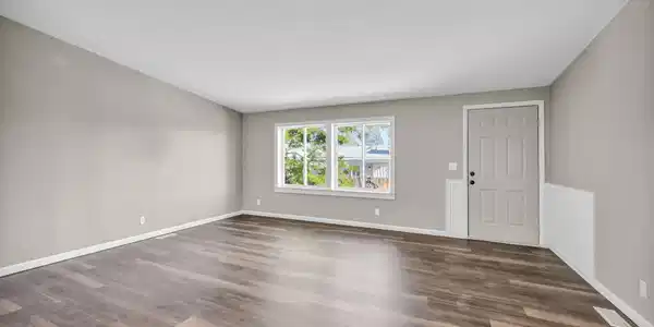 Image 4: 15-web-or-mls-4962-newport-ct