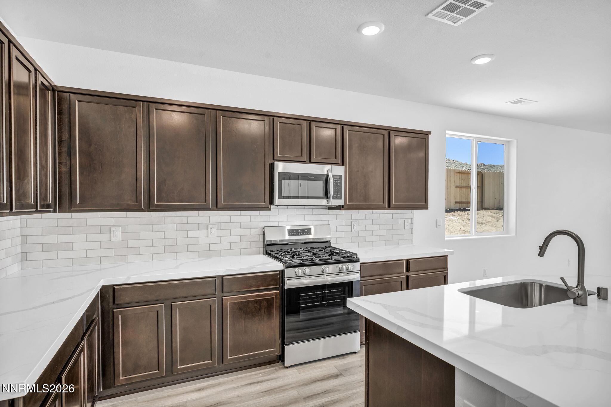 Image 2: 81-web-or-mls-585-e-patrician-dr