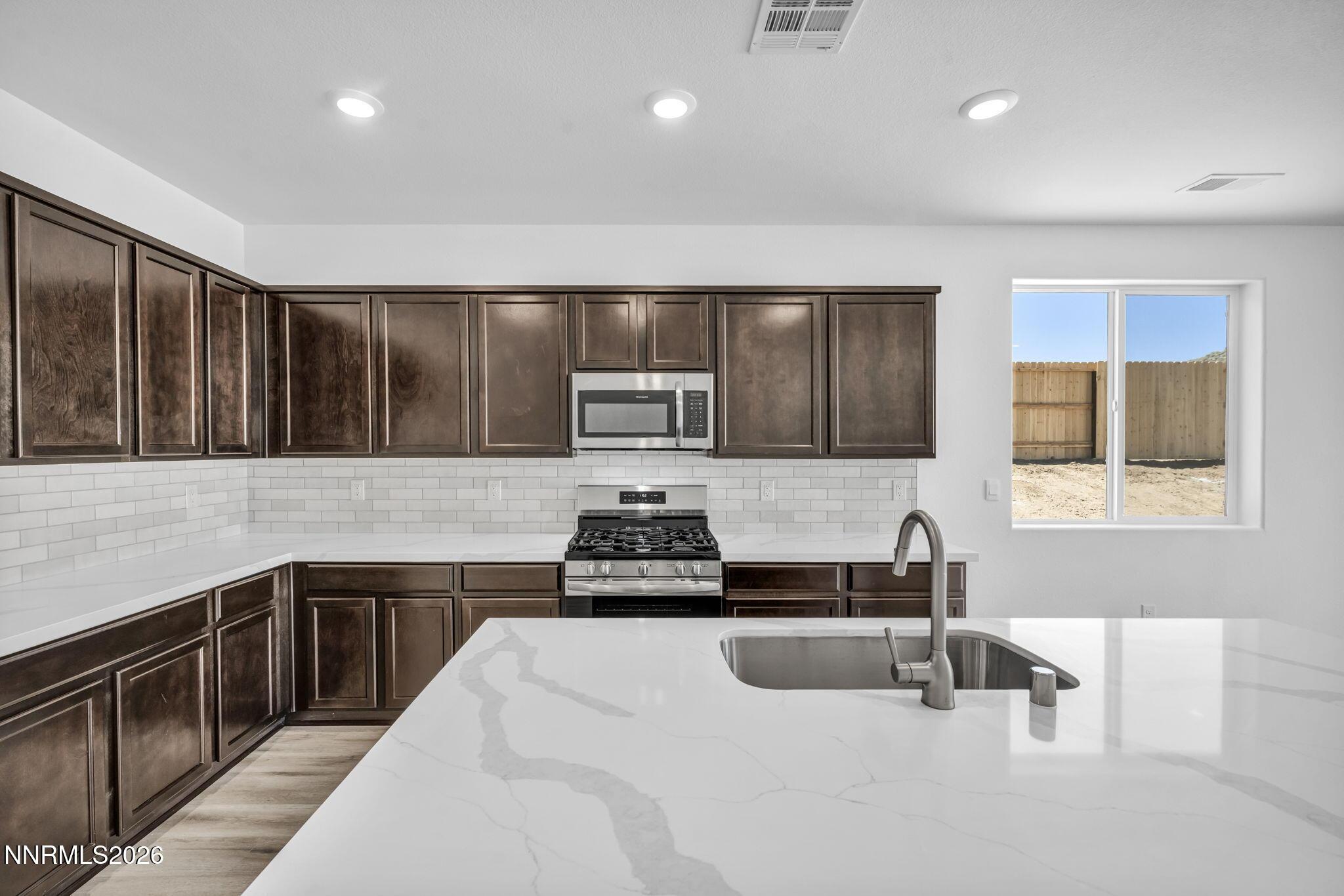 Image 3: 82-web-or-mls-585-e-patrician-dr