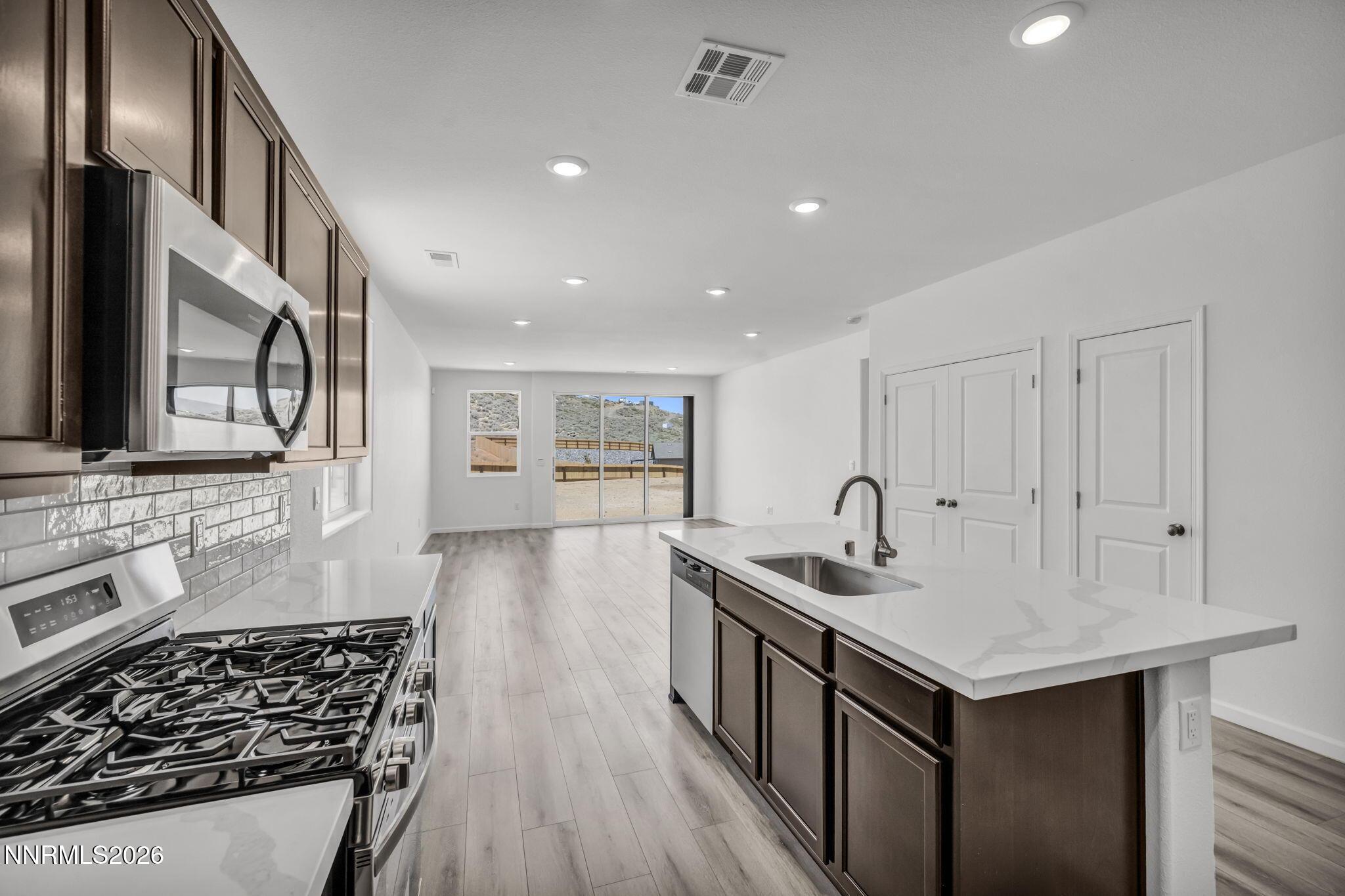 Image 4: 83-web-or-mls-585-e-patrician-dr