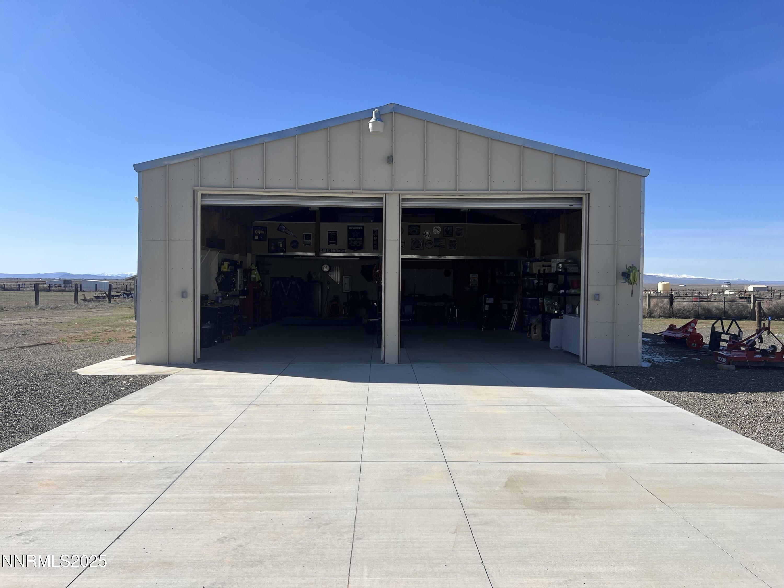 Image 2: 1060 Skyline Garage 1