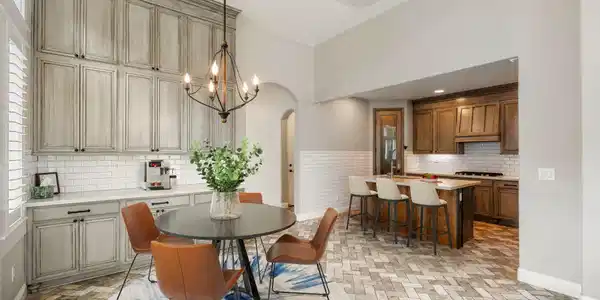 Image 4: Brkfst Nook and Kitchen
