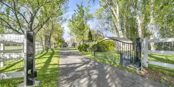Image 3: 3-web-or-mls-2501-holcomb-ranch-ln
