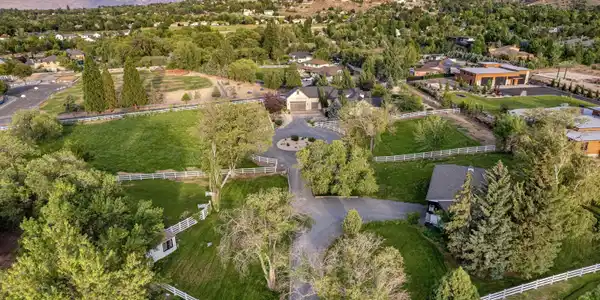 Image 2: 003_001-185-aerial-4200x2798_284
